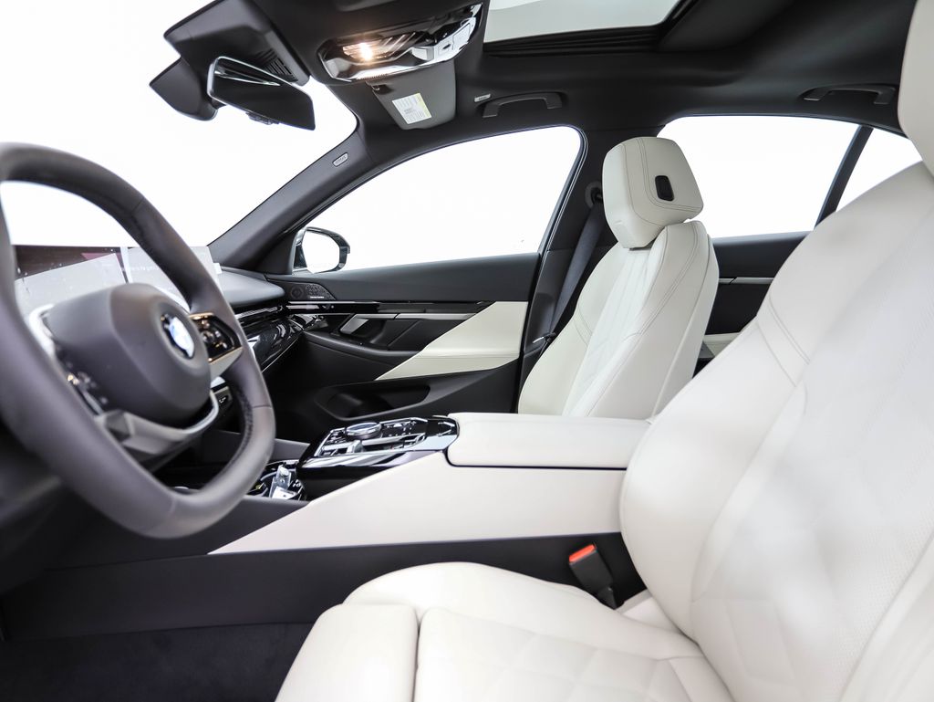 Thumbnail: 2025 BMW 5 Series - 11