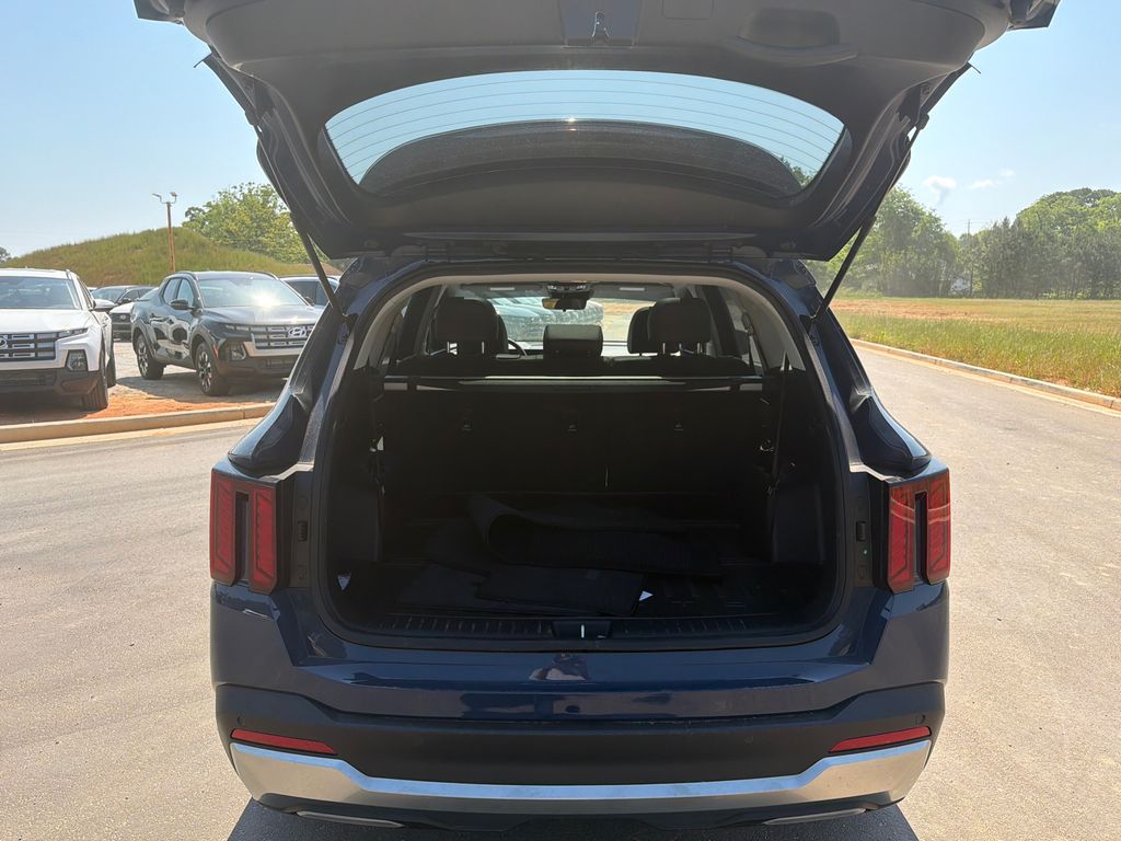 Used 2025 Black Kia S image 18