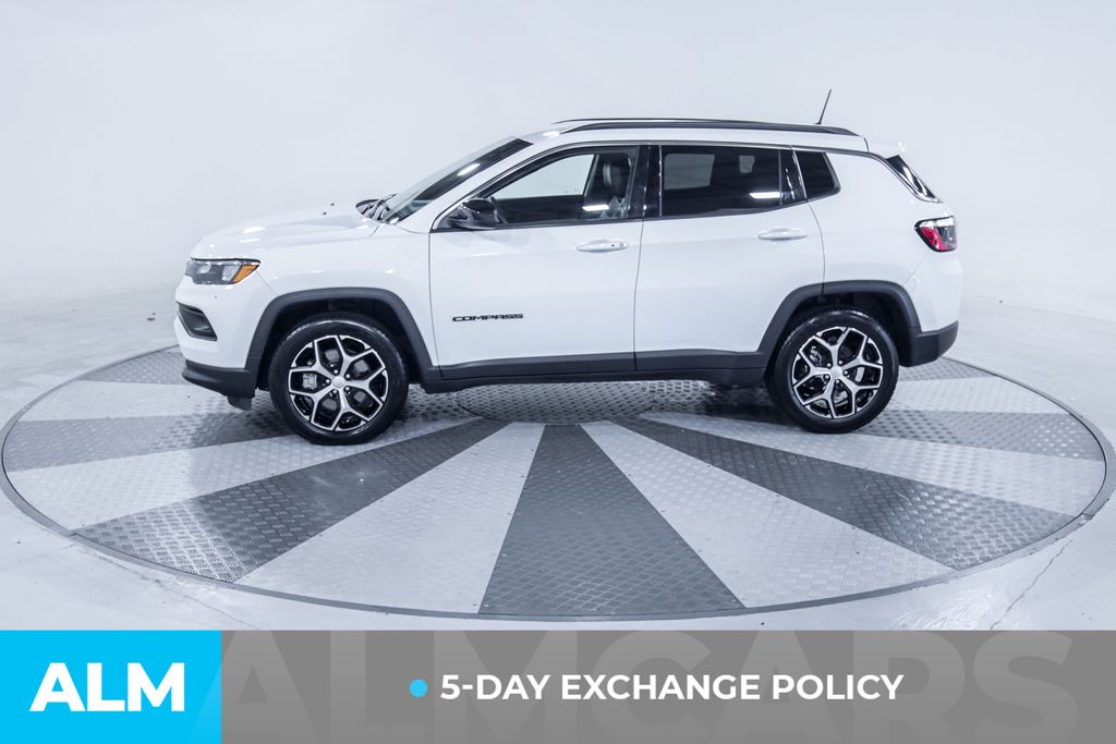 Used 2024 White Jeep Latitude image 3