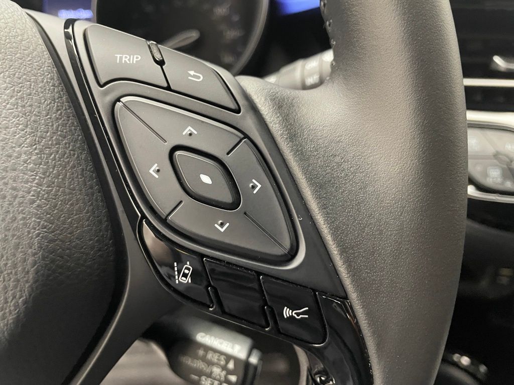 2020 Toyota C-HR XLE 22