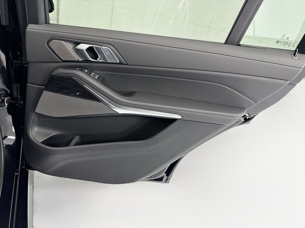 Thumbnail: 2026 BMW X7 - 27