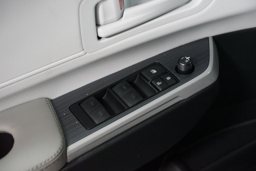 Thumbnail: 2026 Toyota Sienna - 32