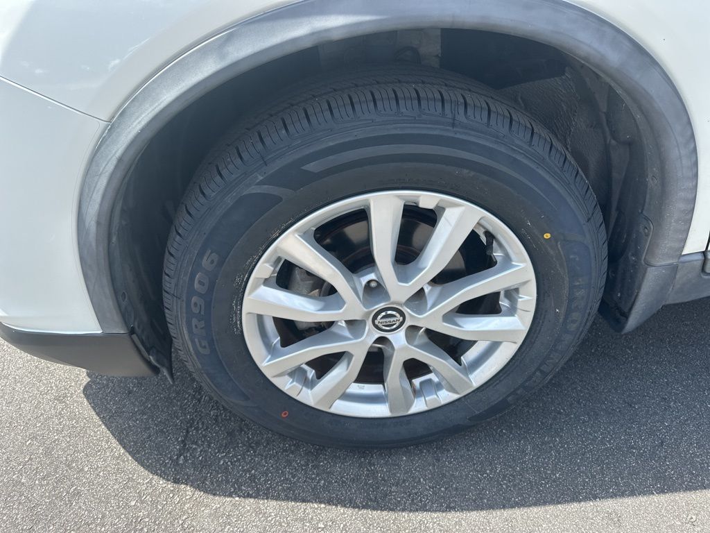 2018 Pearl White Nissan Rogue SV FWD SUV