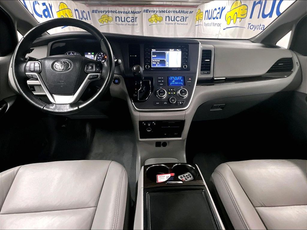 2020 Toyota Sienna — photo 21