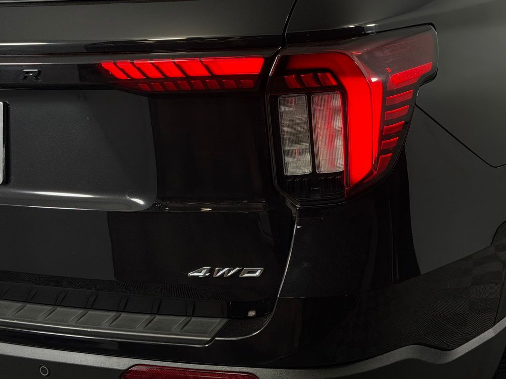 Used 2025 Black Metallic Ford Platinum image 10