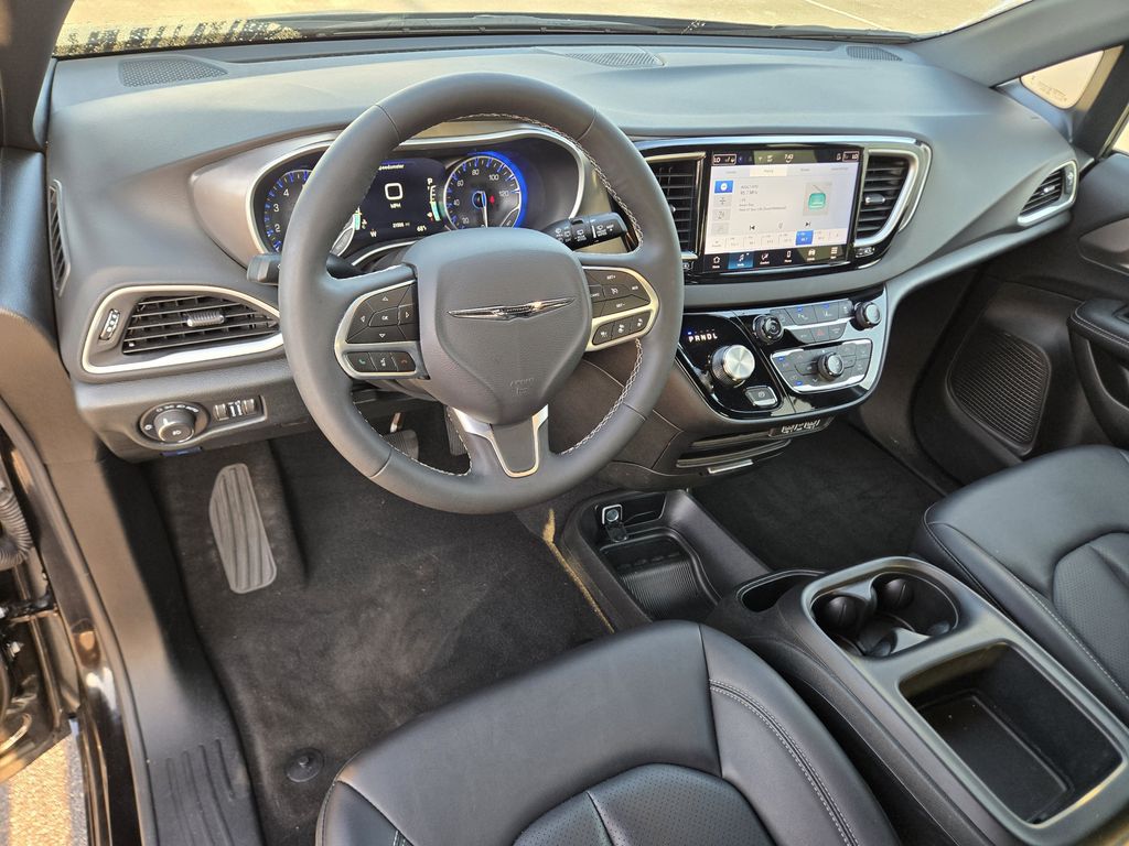 2025 Chrysler Pacifica Select - 11