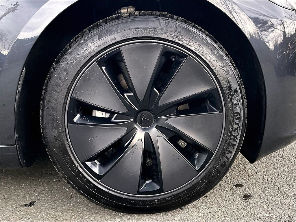 2025 Tesla Model 3 — photo 9
