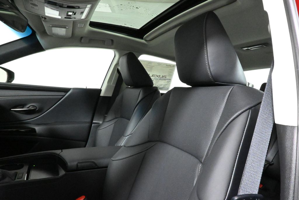 Thumbnail: 2025 Lexus ES - 16