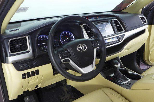 2017 Toyota Highlander XLE 28