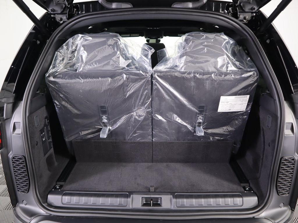 Thumbnail: 2025 Land Rover Discovery - 31