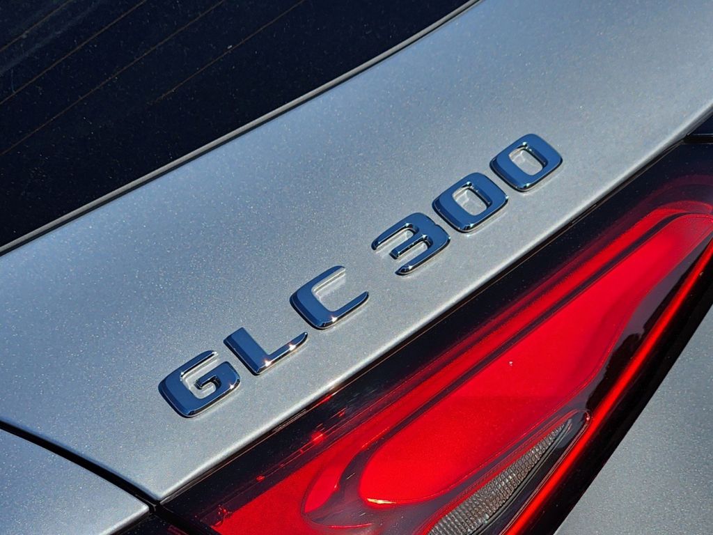 2025 Mercedes-Benz GLC GLC 300 8