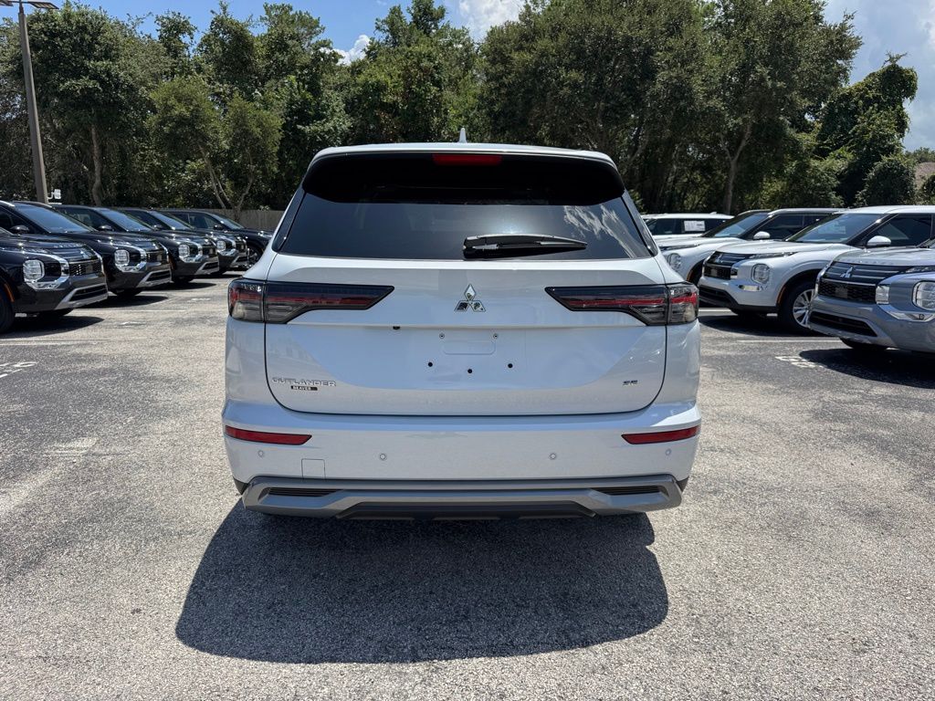 2025 Mitsubishi Outlander SE photo 4