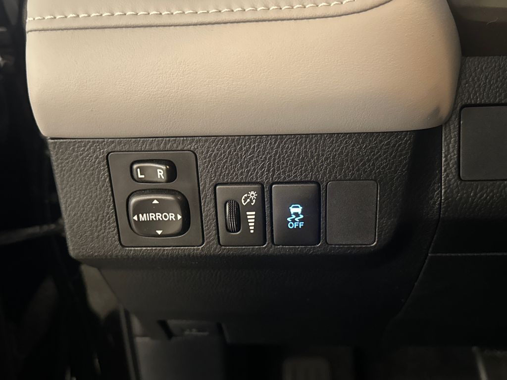 Used 2013 Black Toyota XLE image 19