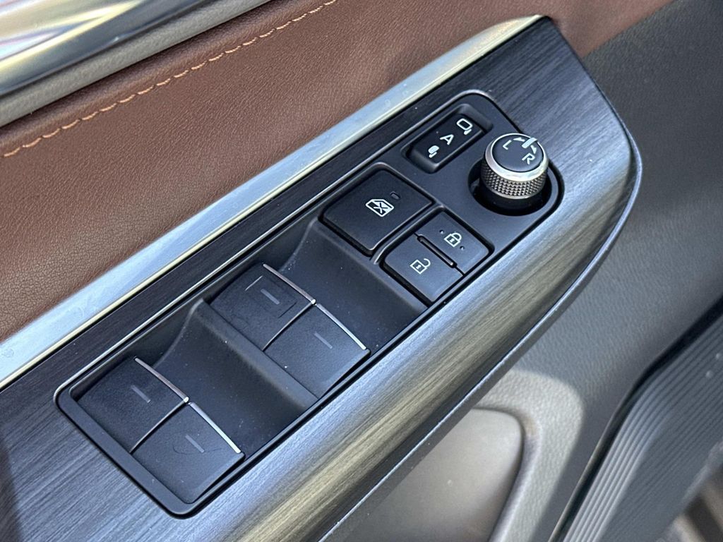 Thumbnail: 2023 Toyota Venza - 30