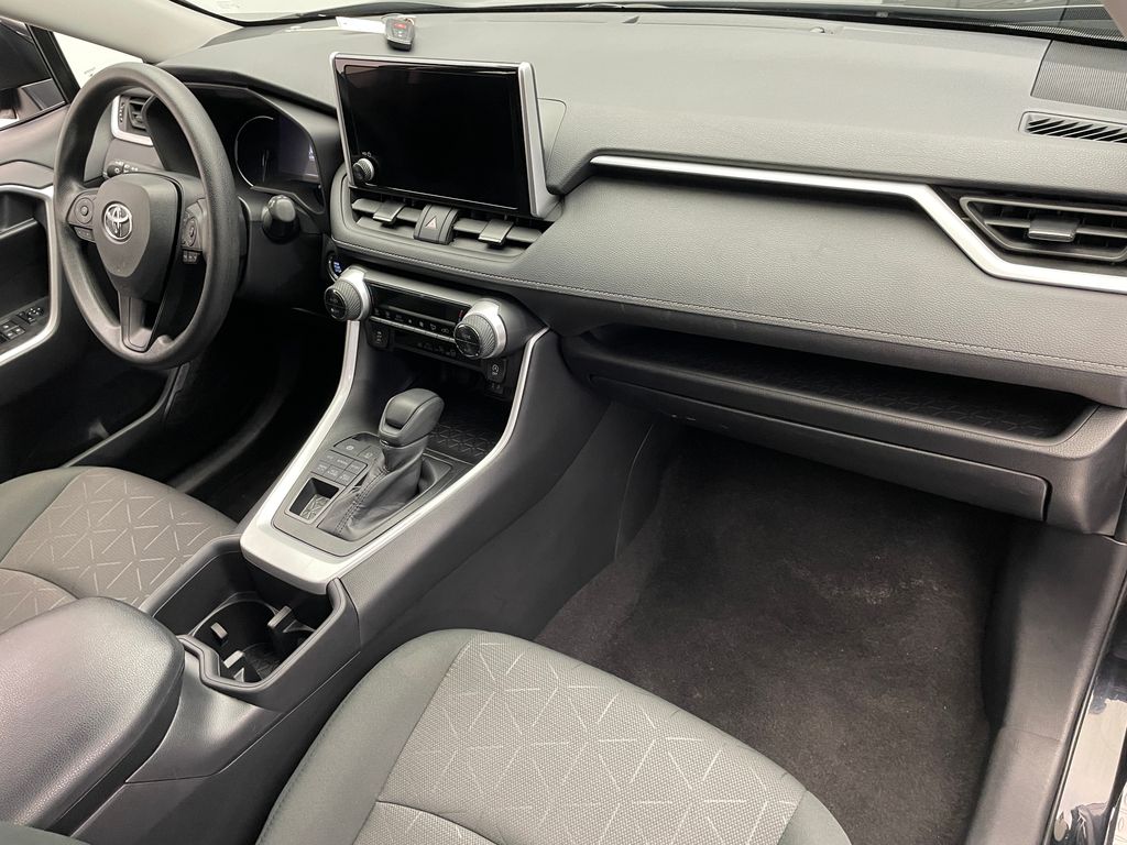 2024 Toyota RAV4 XLE 16