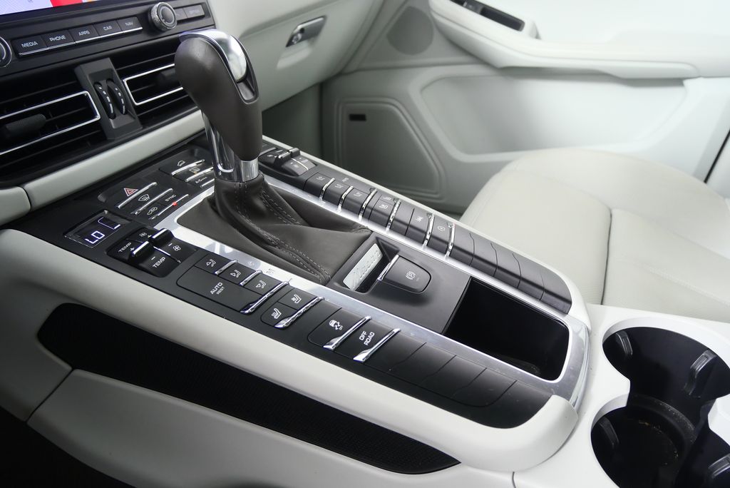 Thumbnail: 2021 Porsche Macan - 26