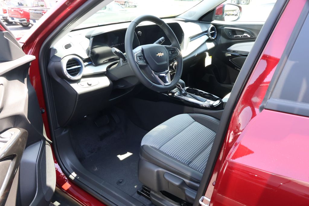 2025 Chevrolet Trax LT 13