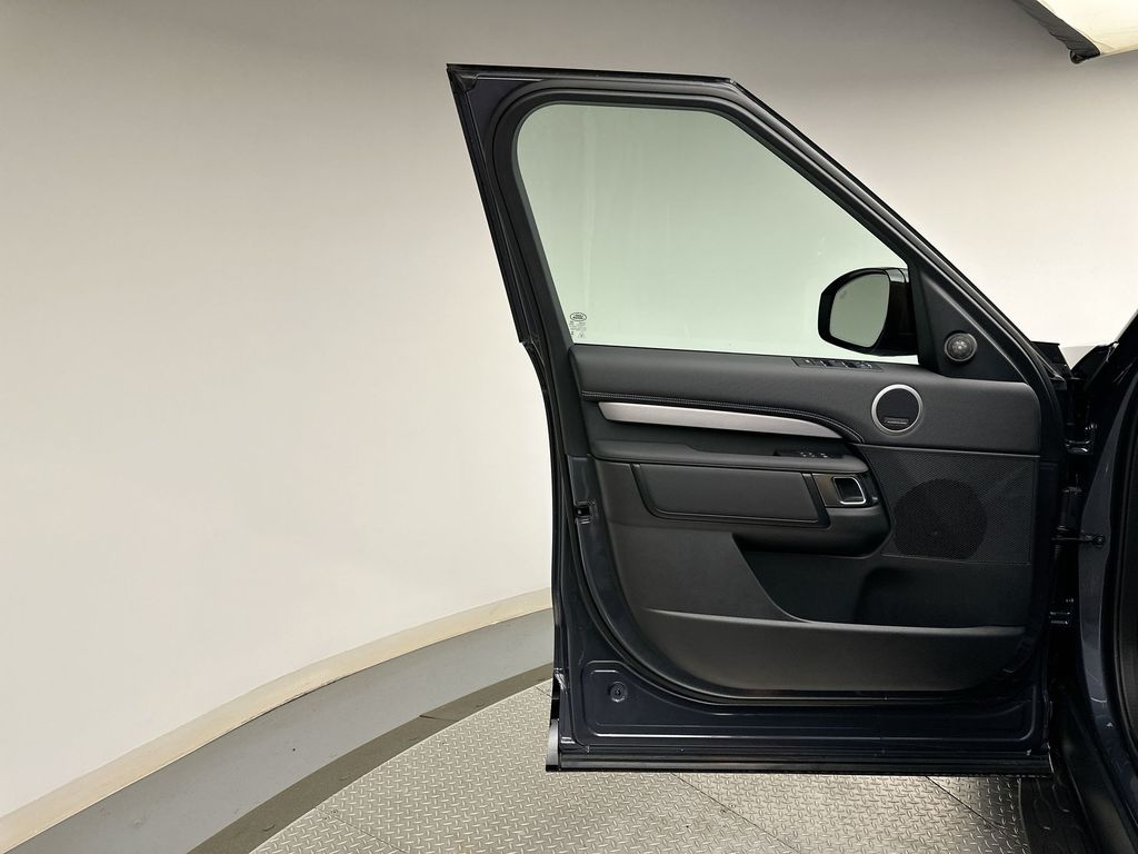 Thumbnail: 2026 Land Rover Discovery - 9