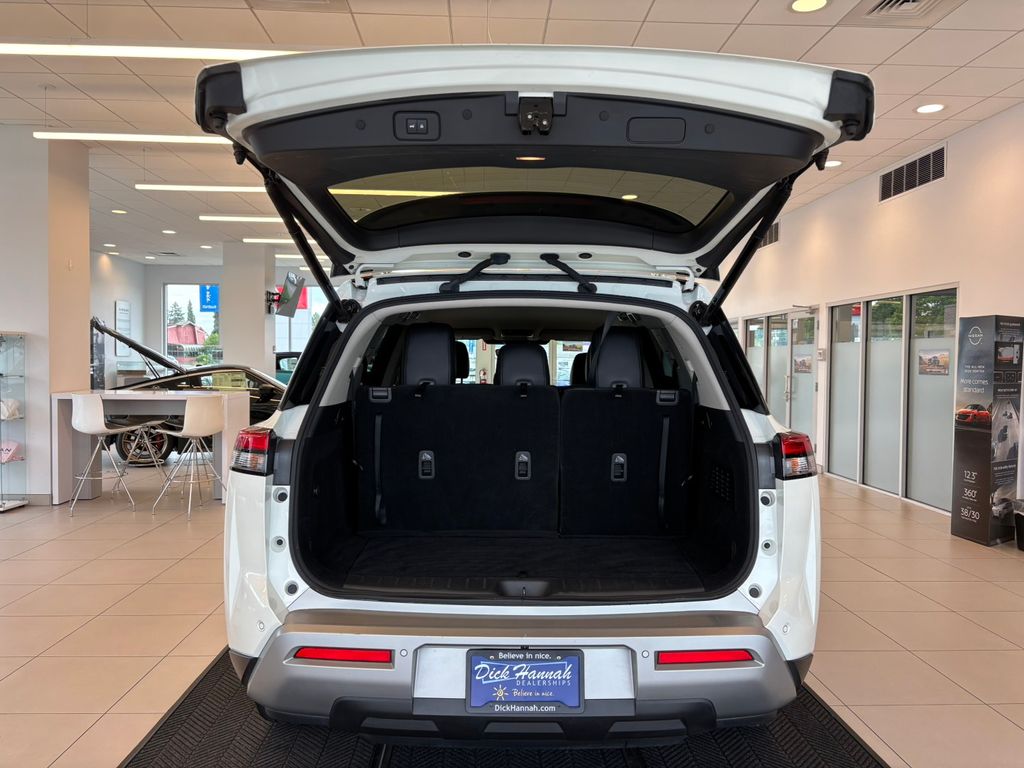 2023 Nissan Pathfinder SL