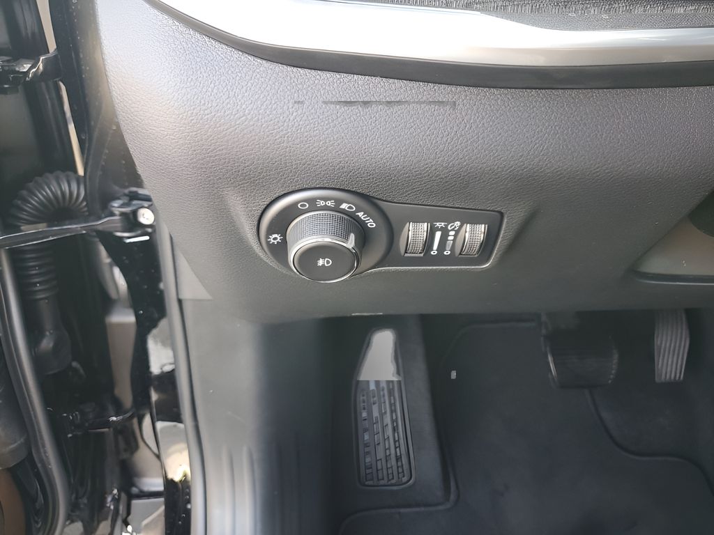 New 2026 Black Jeep Latitude image 32