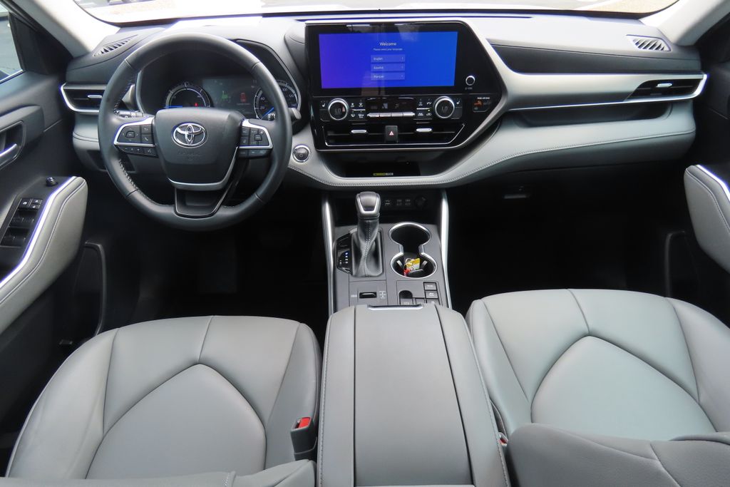 Thumbnail: 2023 Toyota Highlander - 13