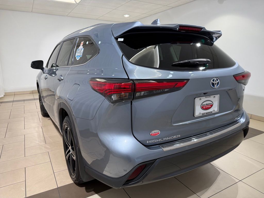 Thumbnail: 2021 Toyota Highlander - 3