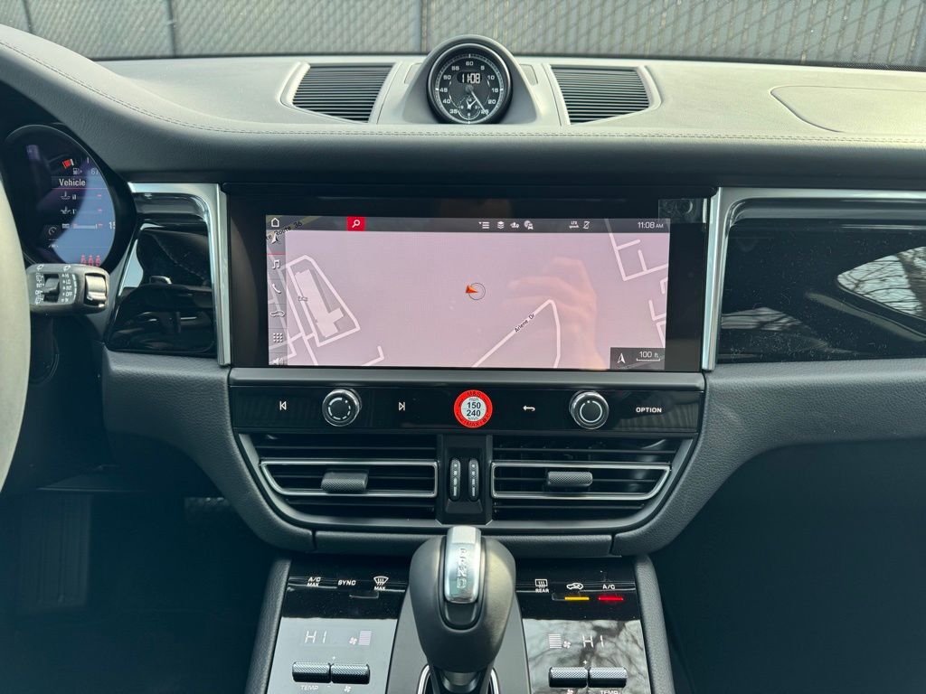 2025 Porsche Macan  27