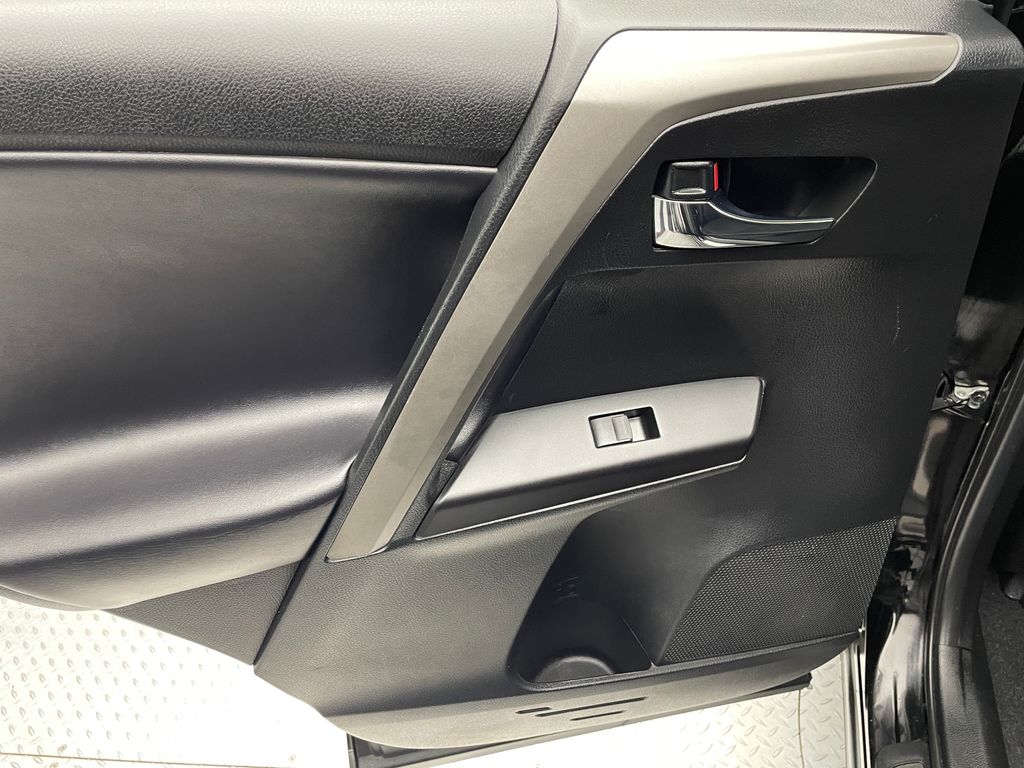 Thumbnail: 2018 Toyota RAV4 - 29