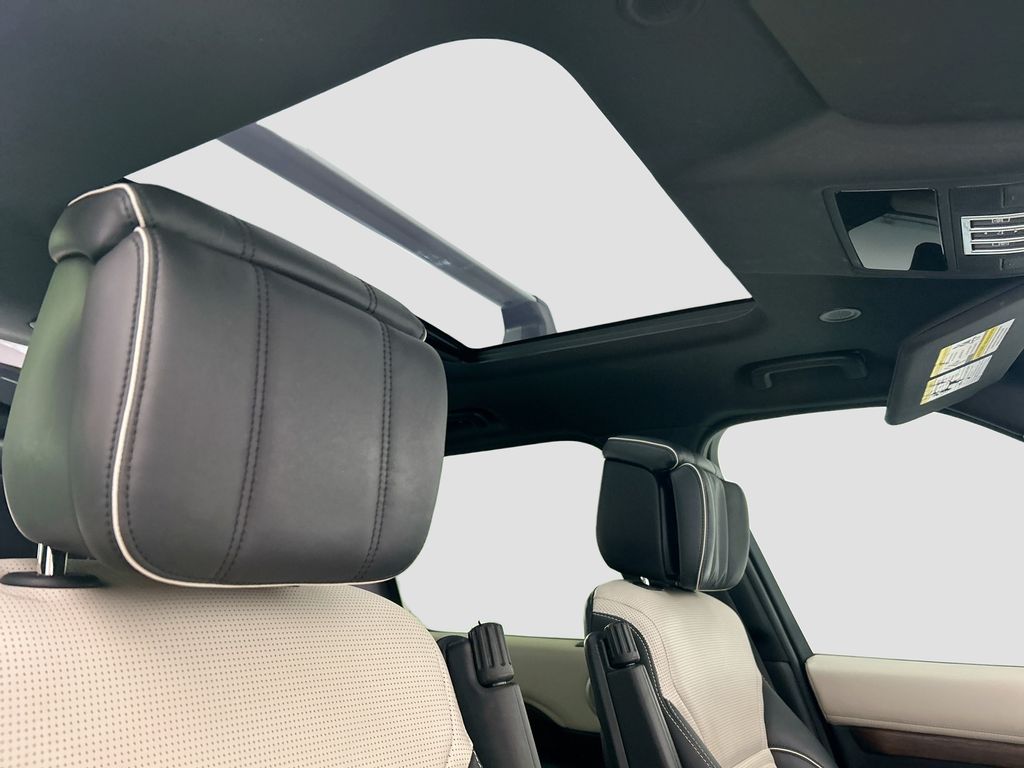 Thumbnail: 2022 Land Rover Discovery - 17