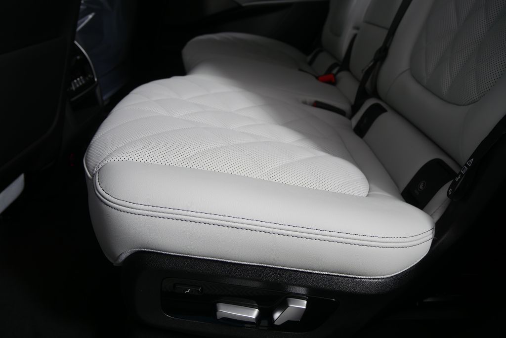 Thumbnail: 2026 BMW X7 - 14