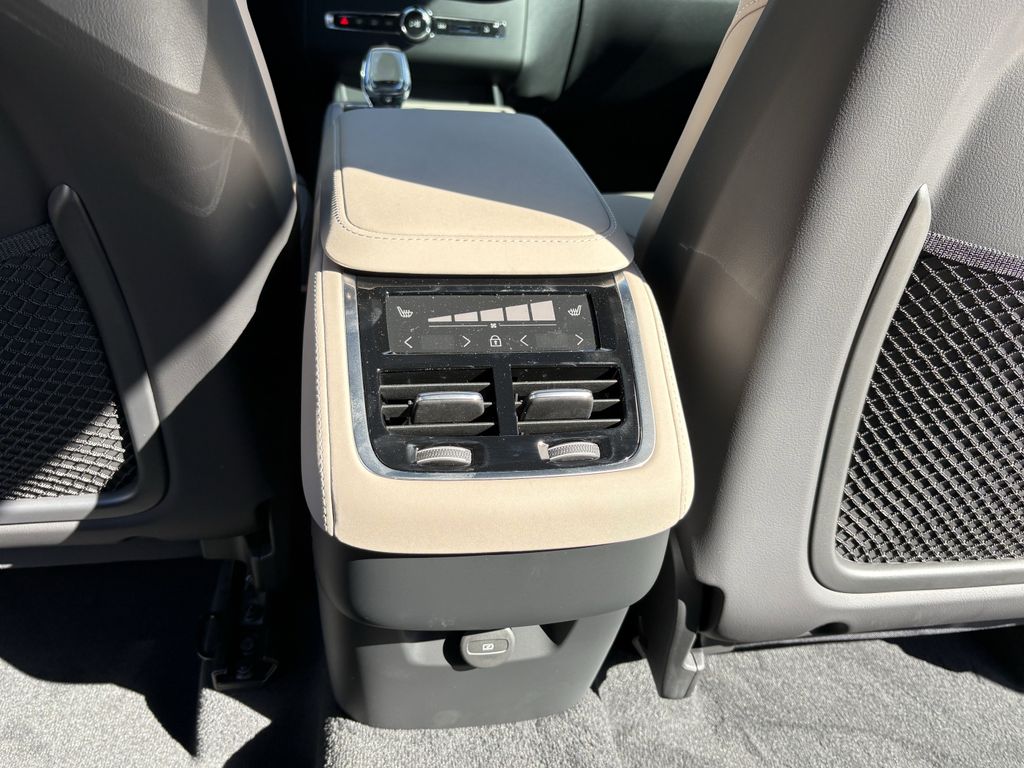 New 2026 Crystal White Volvo B6 Plus 7-Seater image 27