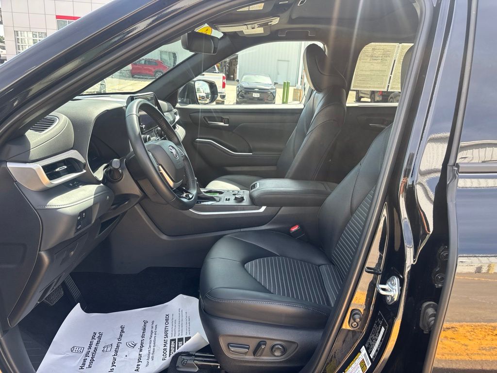 Used 2025 Toyota Highlander SUV