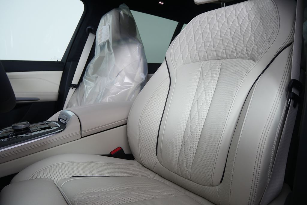 Thumbnail: 2026 BMW X7 - 11