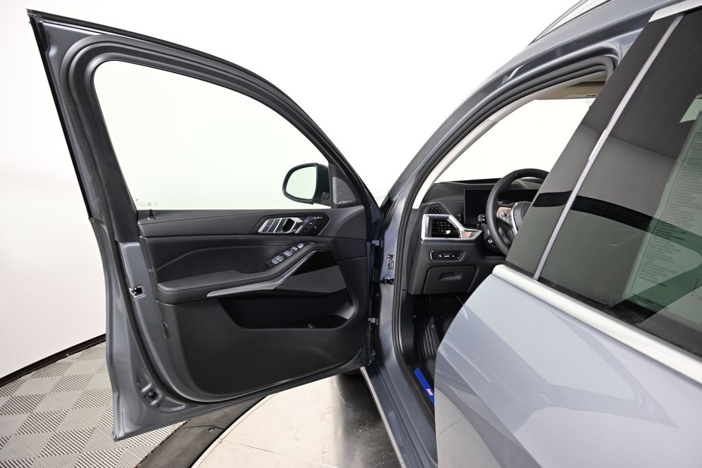 Thumbnail: 2026 BMW X7 - 21