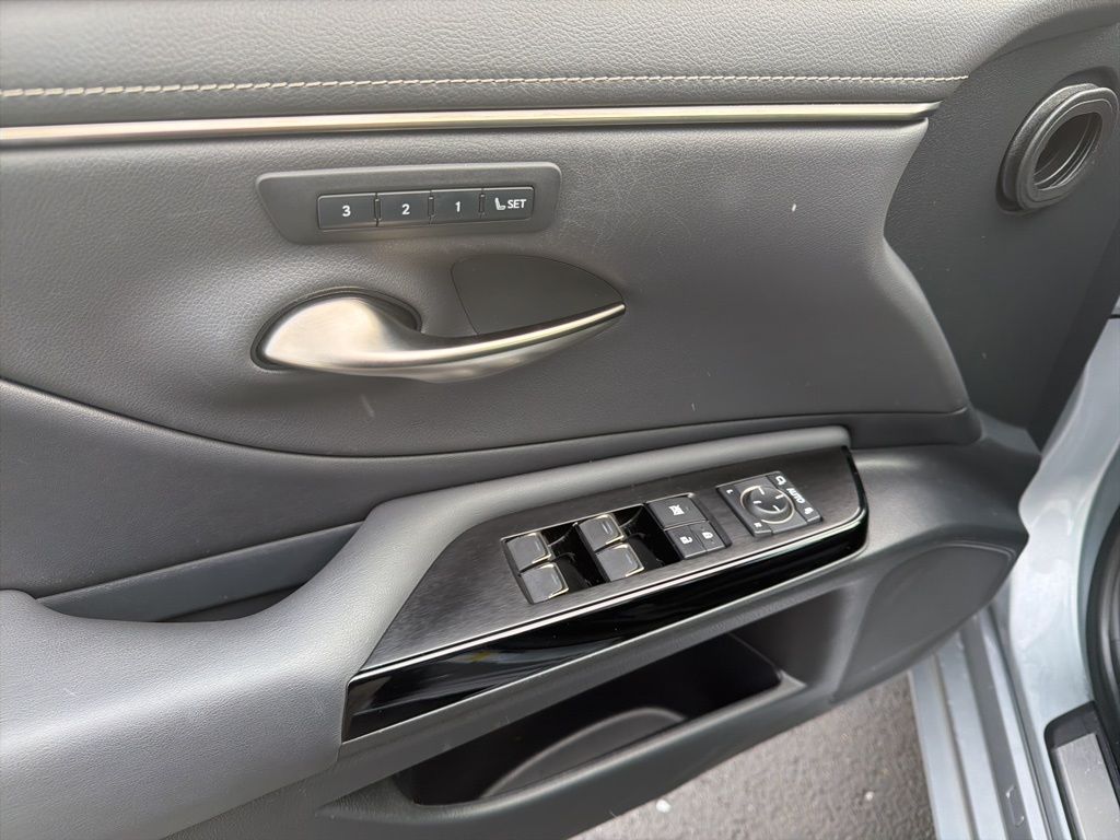 Thumbnail: 2022 Lexus ES - 27