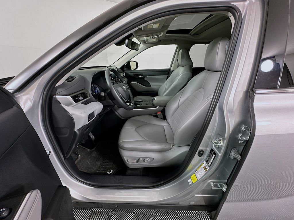 Thumbnail: 2021 Toyota Highlander - 21