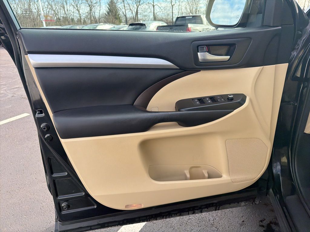 Thumbnail: 2017 Toyota Highlander - 18