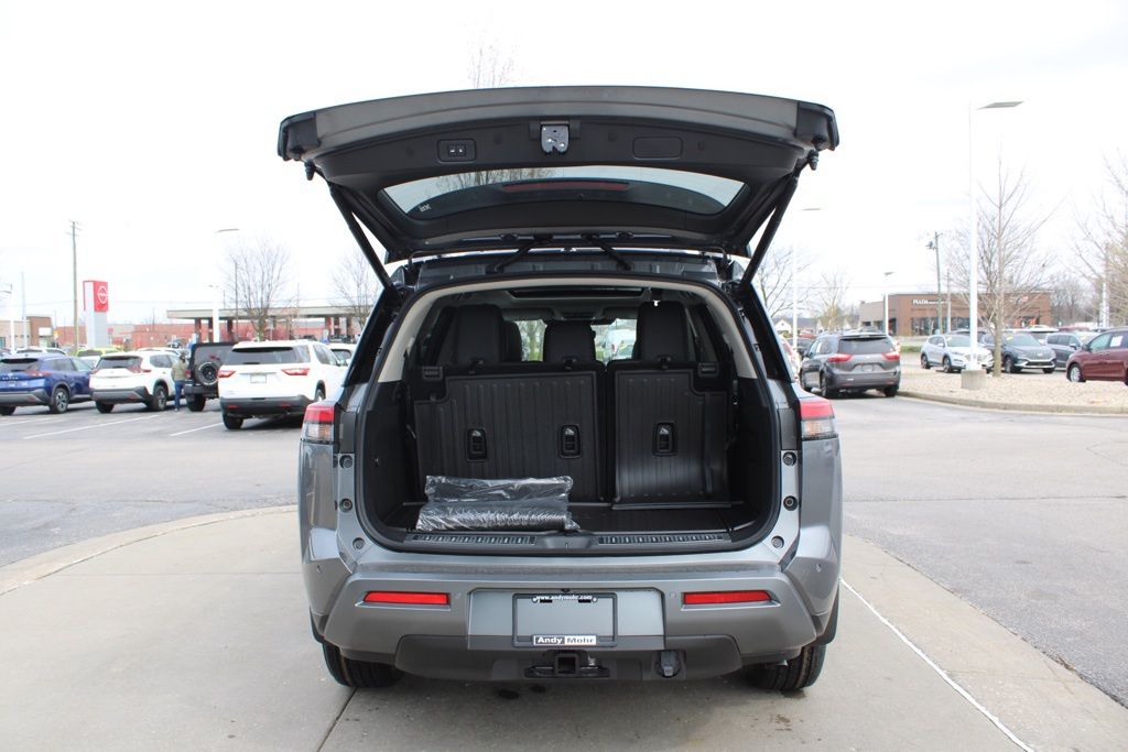 View vehicle photo 7