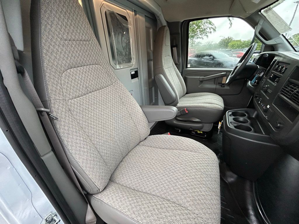 New 2025 Summit White Chevrolet Work Van image 32