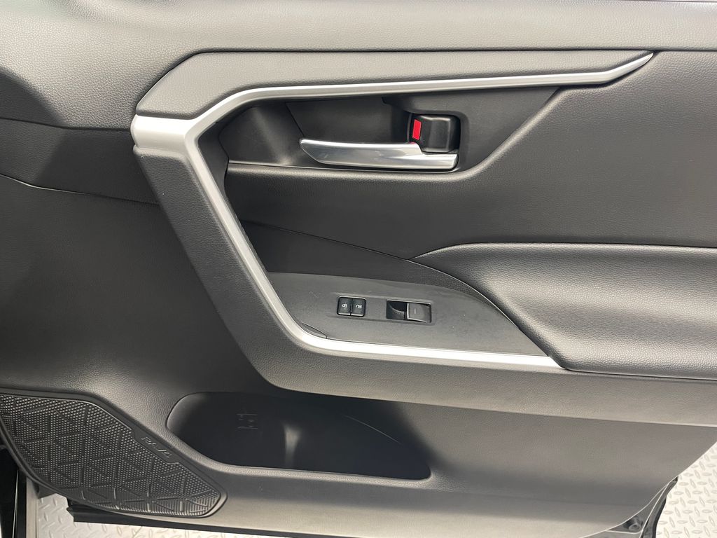2022 Toyota RAV4 XLE 14