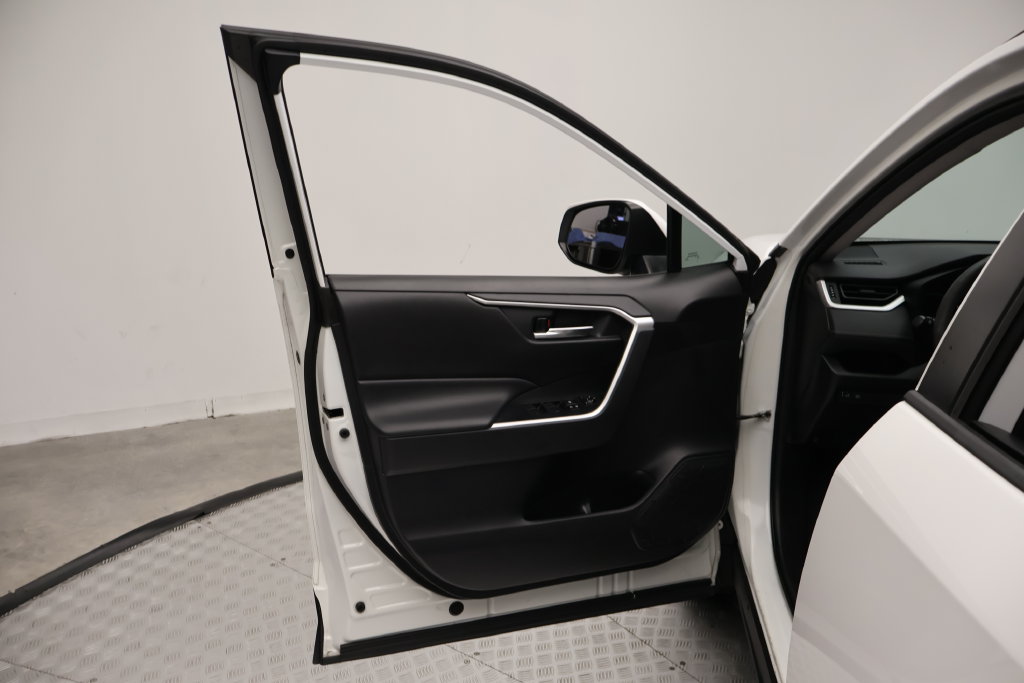 Thumbnail: 2020 Toyota RAV4 - 16