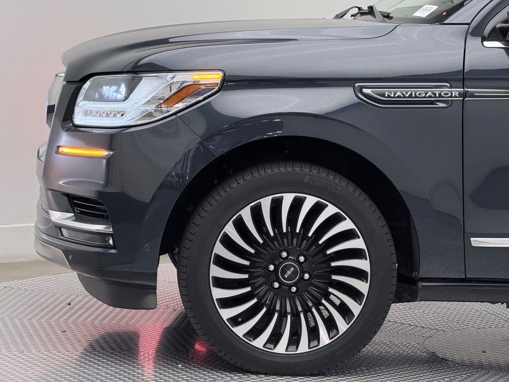 Thumbnail: 2021 Lincoln Navigator - 8