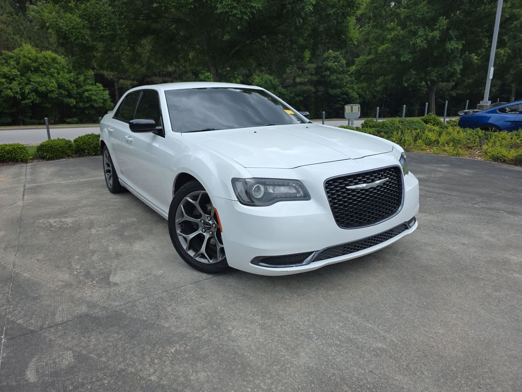 2018 Chrysler 300 Touring's photo