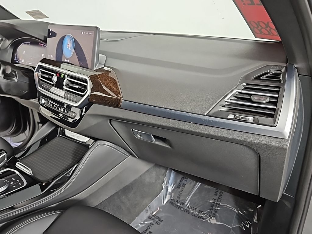 Thumbnail: 2025 BMW X4 - 14