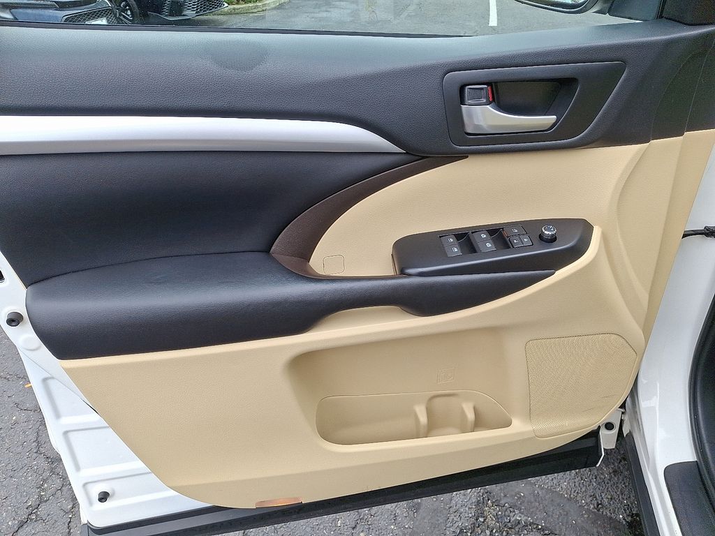 Thumbnail: 2017 Toyota Highlander - 14