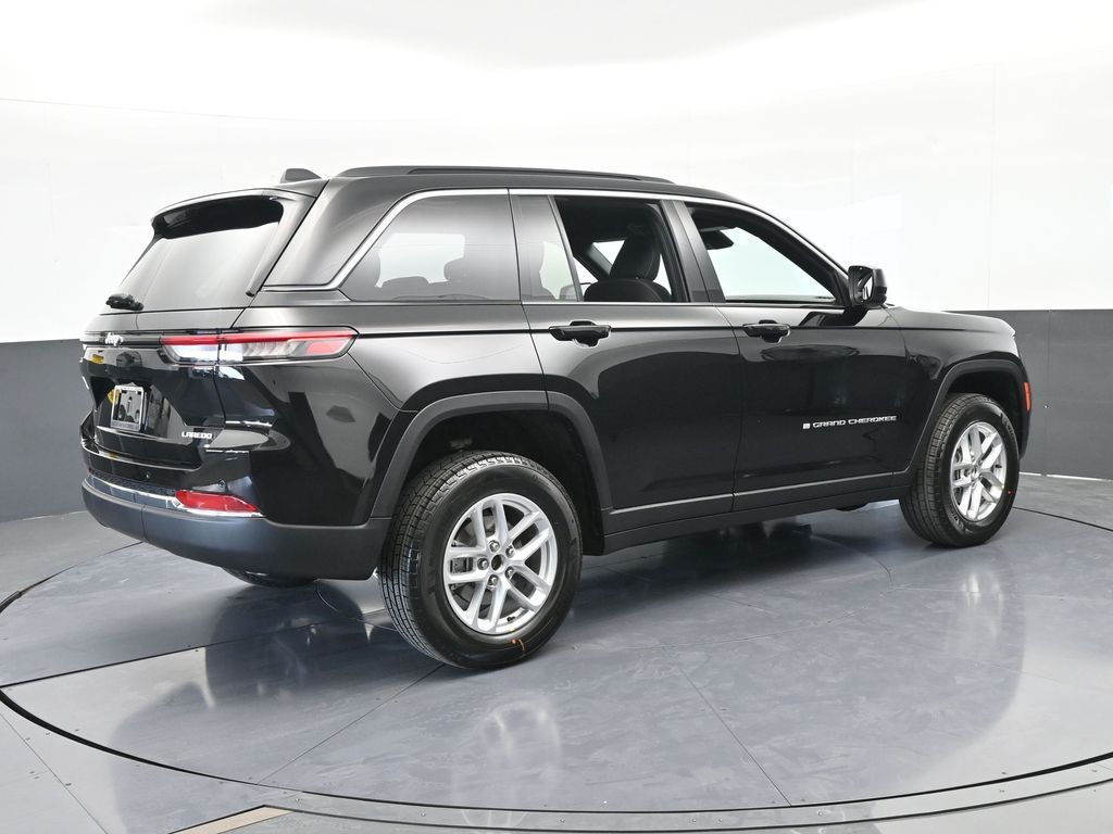 New 2026 Diamond Black Crystal Pearlcoat Jeep Laredo image 6