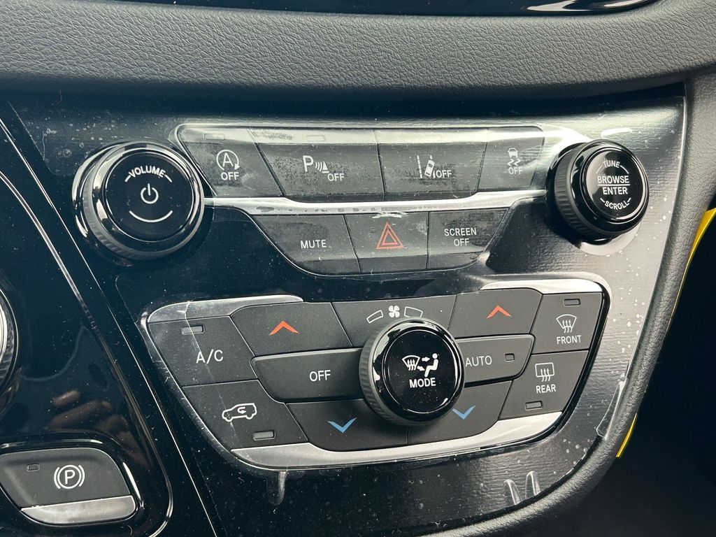 New 2026 Bright White Clearcoat Chrysler LX image 17