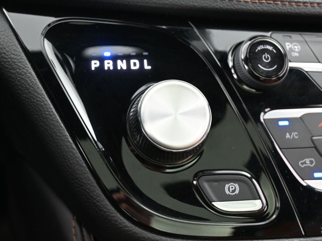 Used 2024 Bright White Clearcoat Chrysler Pinnacle image 28