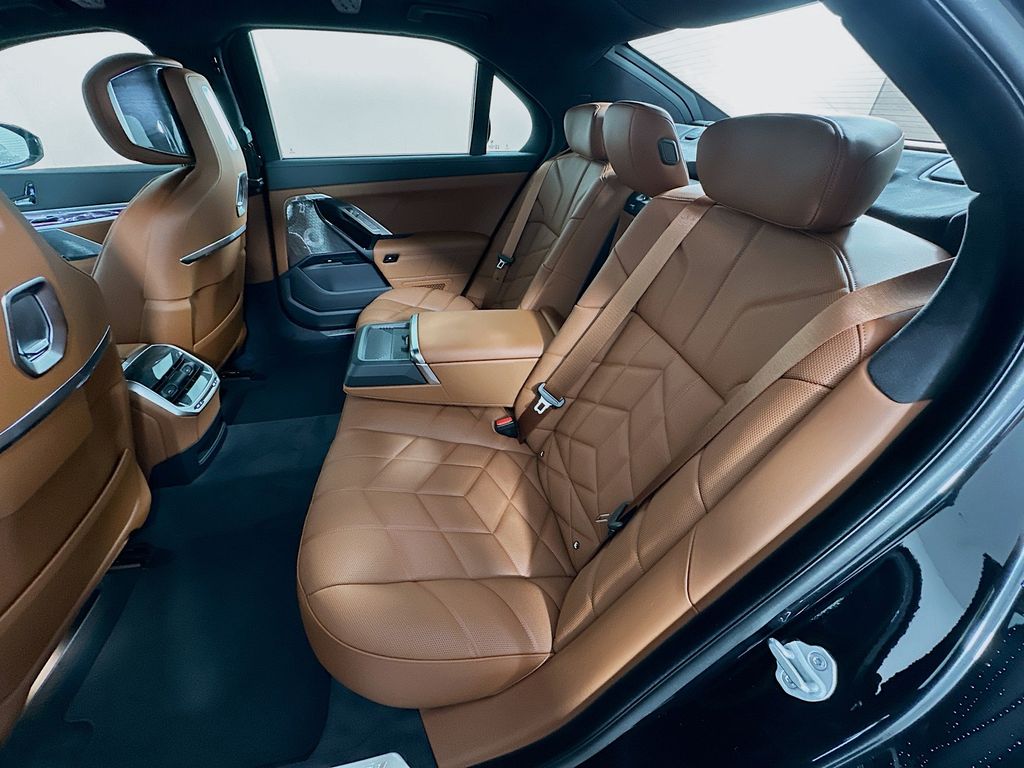 2025 BMW 7 Series 760i xDrive 17