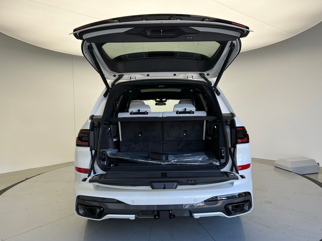 Thumbnail: 2026 BMW X7 - 5